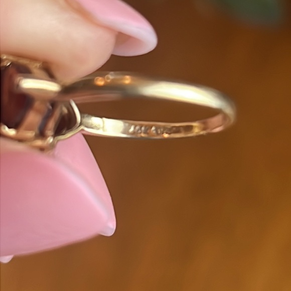 Stunning Garnet and 10K Gold ring, Size 6 - Picture 5 of 7